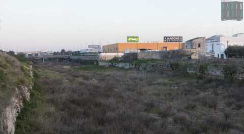 Bari, la zona di Santa Caterina: l dove la natura si scontra con i grandi magazzini